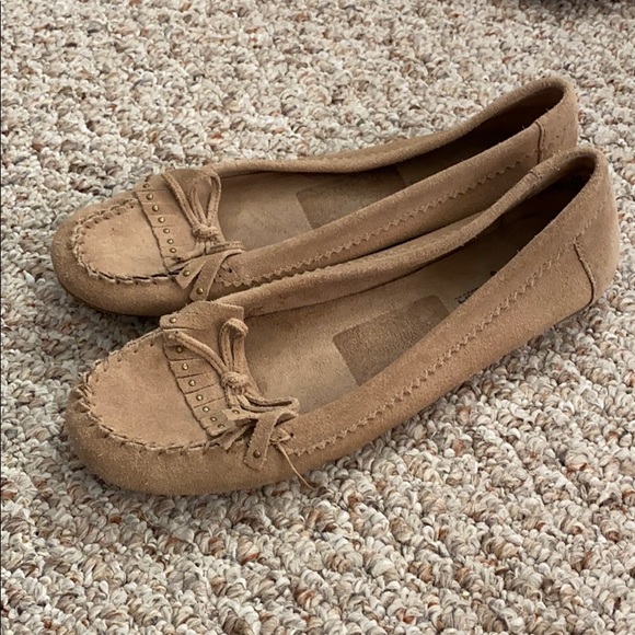 Minnetonka Shoes - Minnetonka suede tan moccasins